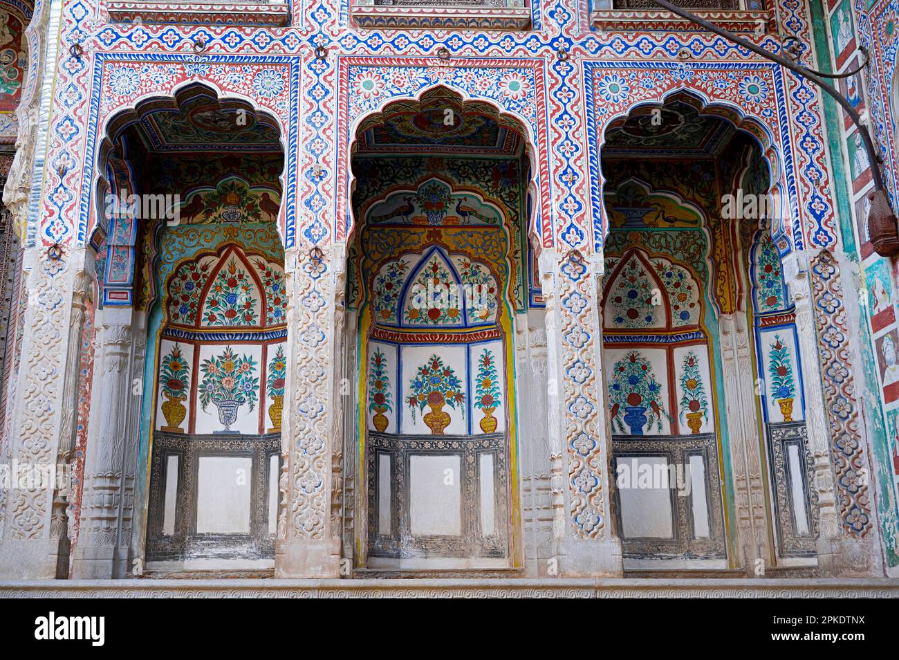 Dipinti colorati sulla parete interna del Museo Kamal Morarka Haveli a Shekhawati. I mercanti di Marwari costruirono grandi haveli nel regi di Shekhawati Foto Stock