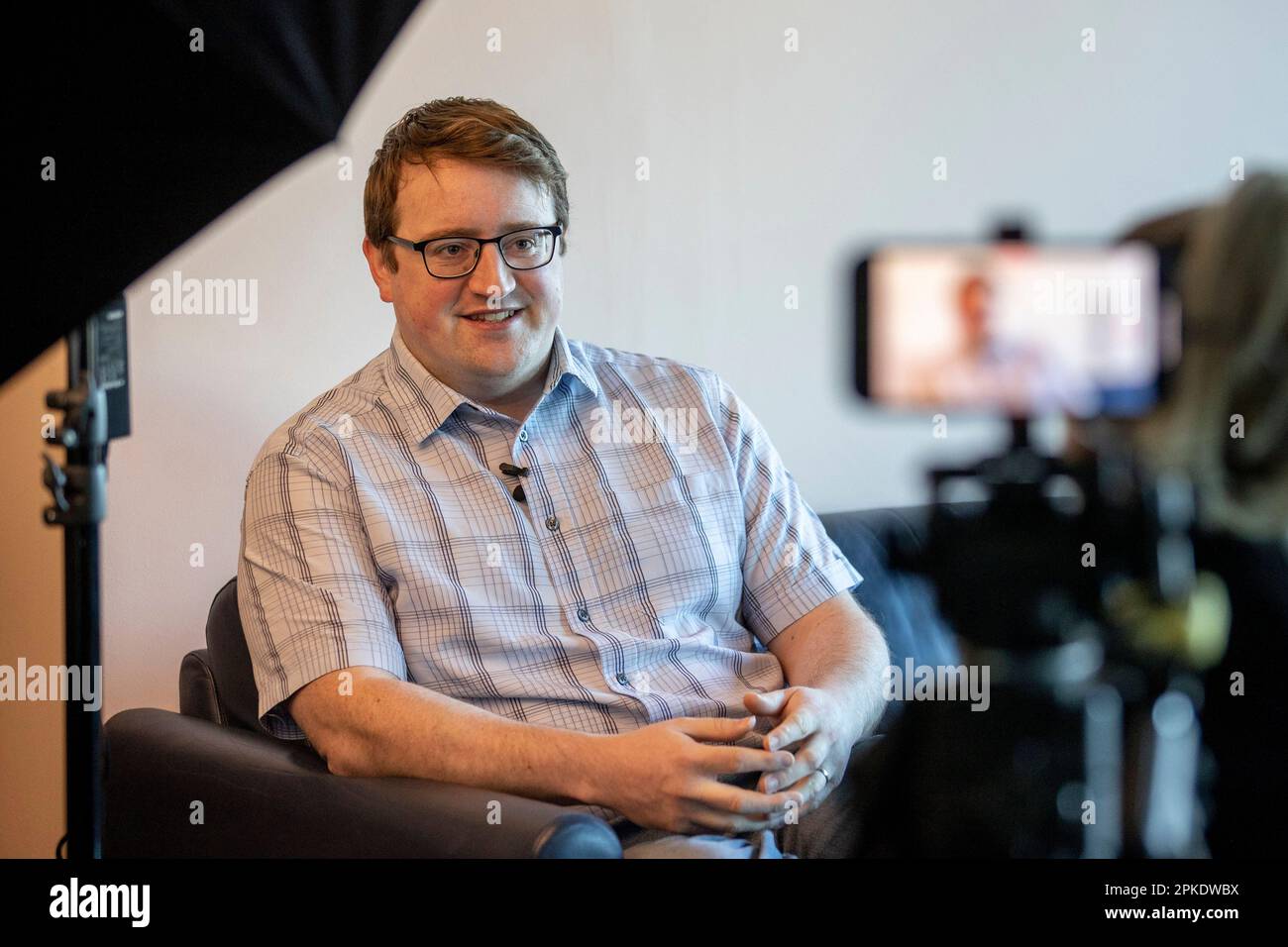 Il consigliere dell'UUP Nicholas Trimble del Consiglio comunale di Lisburn & Castlereagh, figlio di David Trimble ex primo ministro dell'Irlanda del Nord, presso il Centro Civico Lagan Valley Island, Lisburn, in vista del 25th° anniversario dell'accordo del Venerdì Santo. Foto Stock