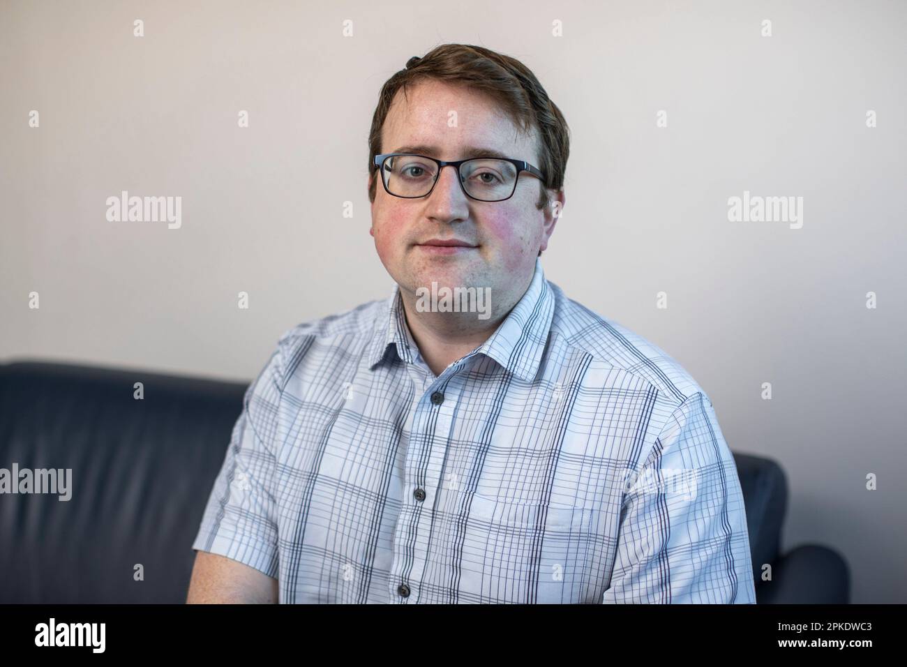 Il consigliere dell'UUP Nicholas Trimble del Consiglio comunale di Lisburn & Castlereagh, figlio di David Trimble ex primo ministro dell'Irlanda del Nord, presso il Centro Civico Lagan Valley Island, Lisburn, in vista del 25th° anniversario dell'accordo del Venerdì Santo. Foto Stock