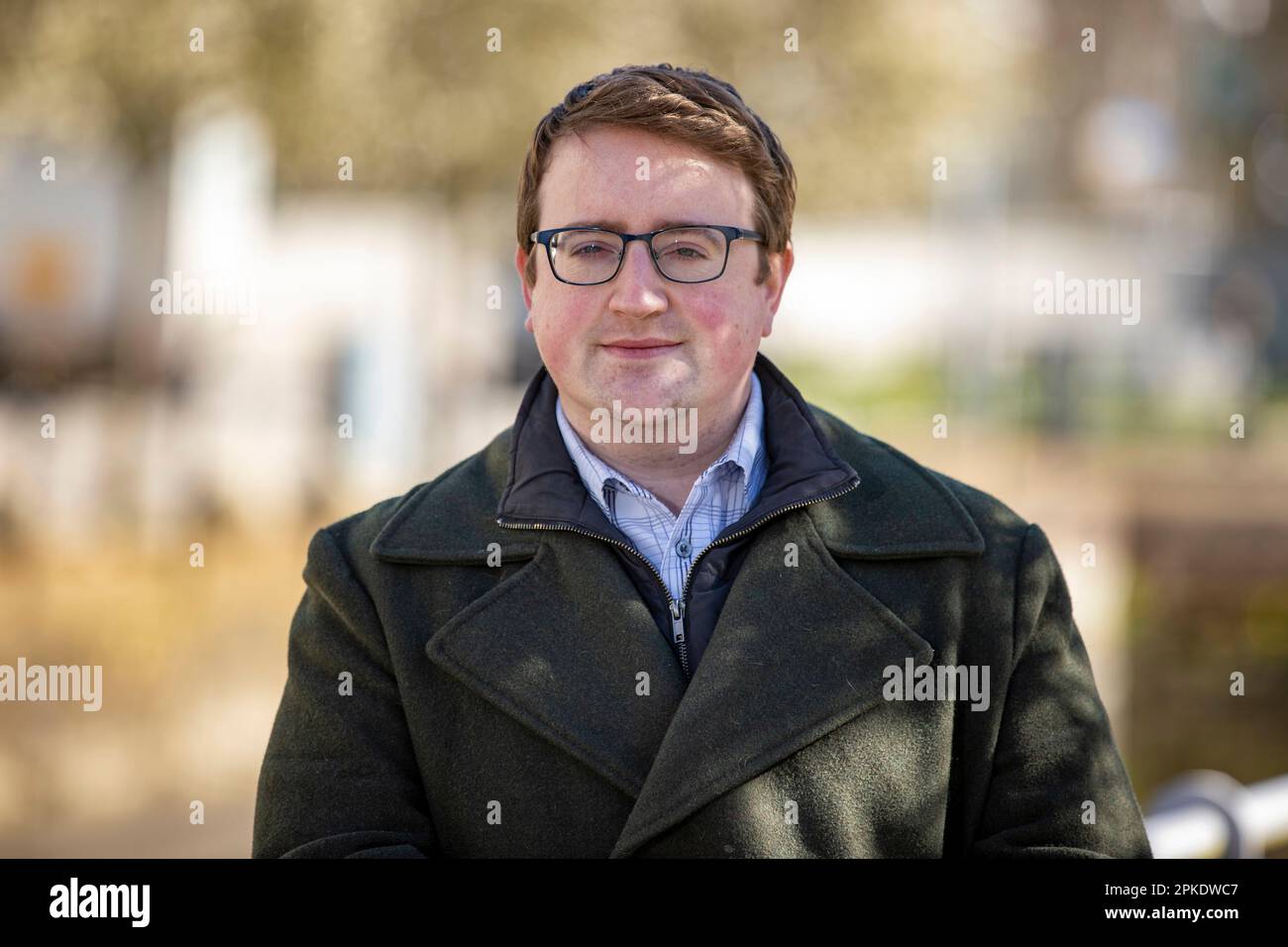 Il consigliere dell'UUP Nicholas Trimble del Consiglio comunale di Lisburn & Castlereagh, figlio di David Trimble ex primo ministro dell'Irlanda del Nord, presso il Centro Civico Lagan Valley Island, Lisburn, in vista del 25th° anniversario dell'accordo del Venerdì Santo. Foto Stock