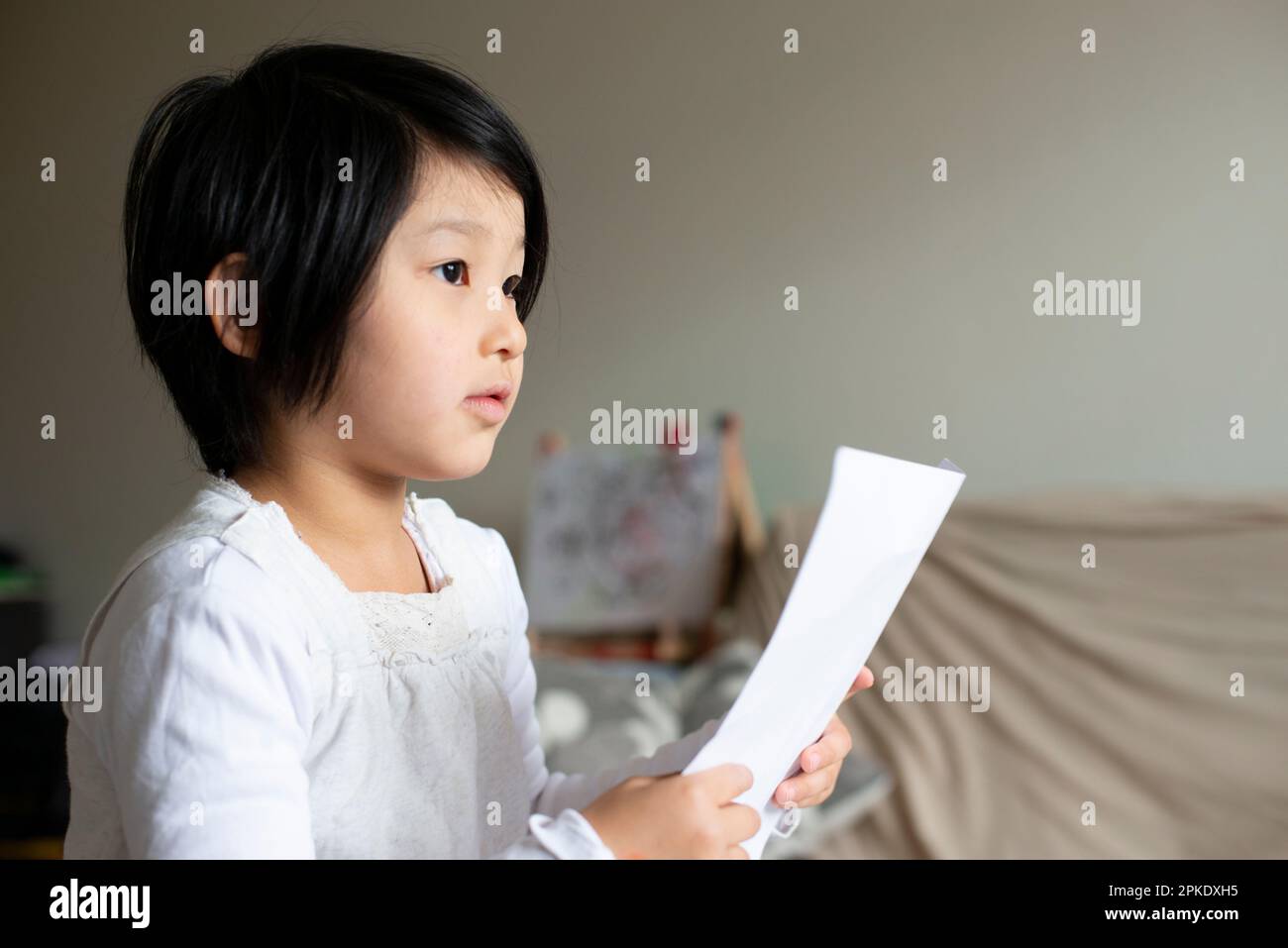 Ragazza che tiene carta Foto Stock