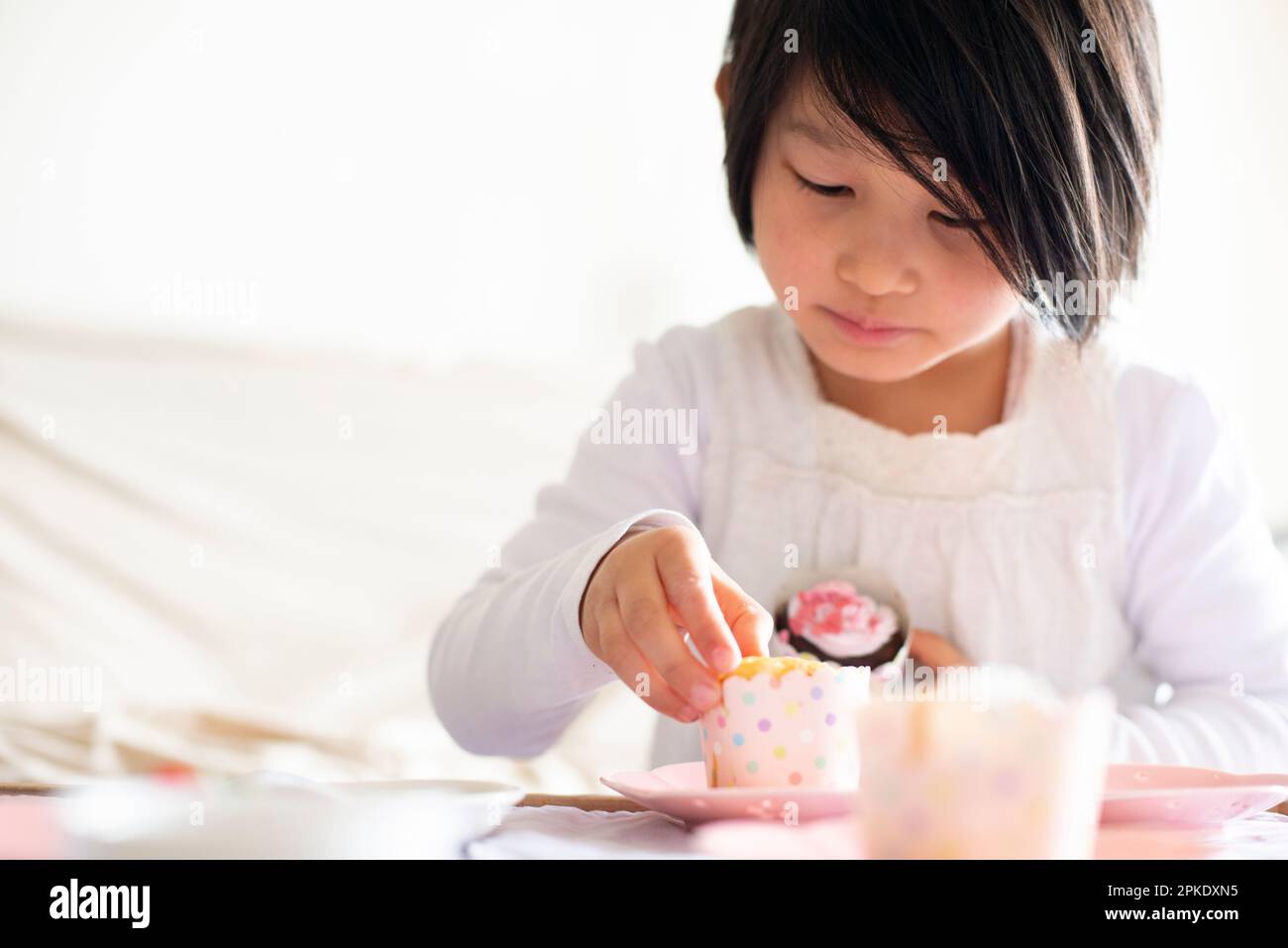 Ragazza come decorare le tortine Foto Stock