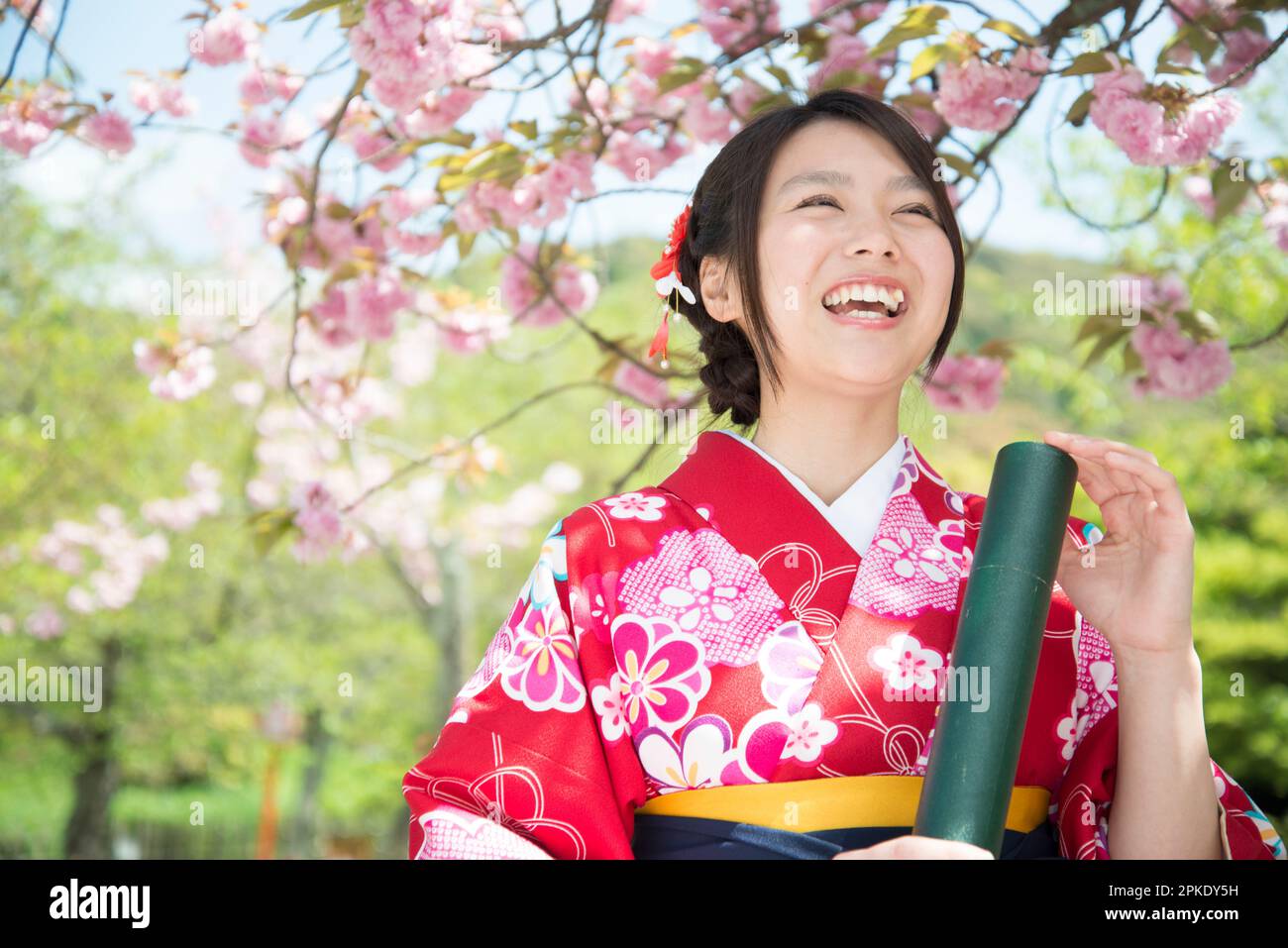 Donna in Hakama Holding Tube of Diploma Foto Stock