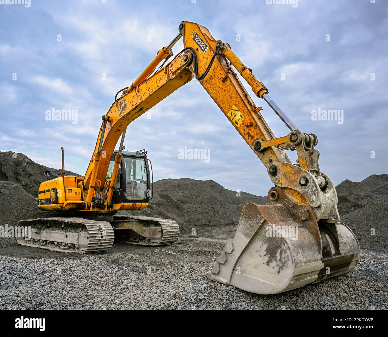 L'escavatore JCB ha parcheggiato in una cava di ardesia Foto Stock