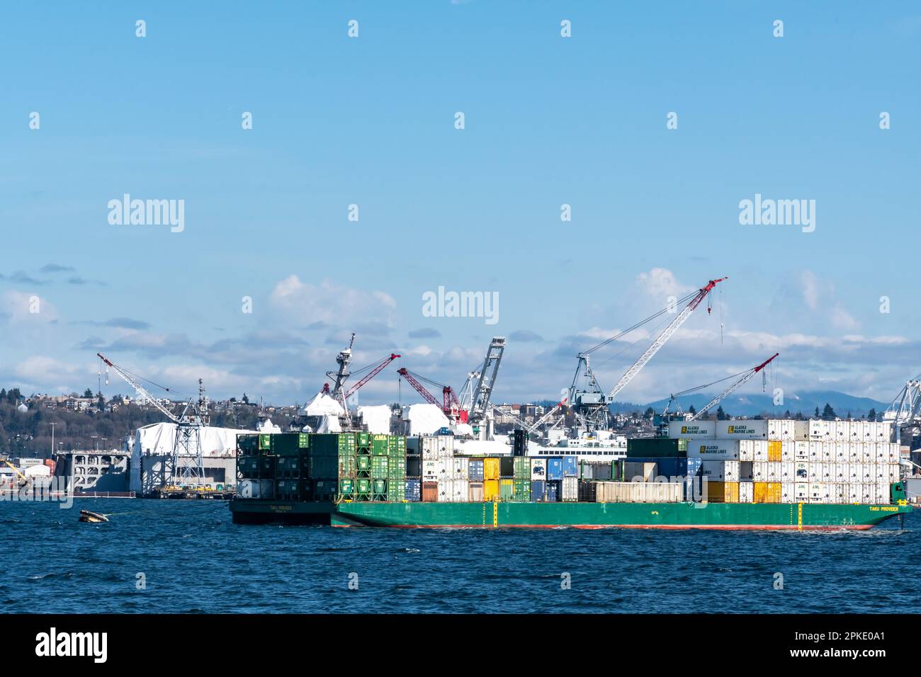 Una nave container caricata con un carico di container parte da Harbor Island nella zona industriale di Seattle. Foto Stock