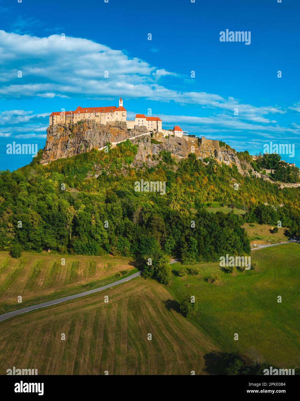 La maestosa Fortezza di Riegersburg: Vista dall'occhio di un uccello: Burg Riegersburg Foto Stock