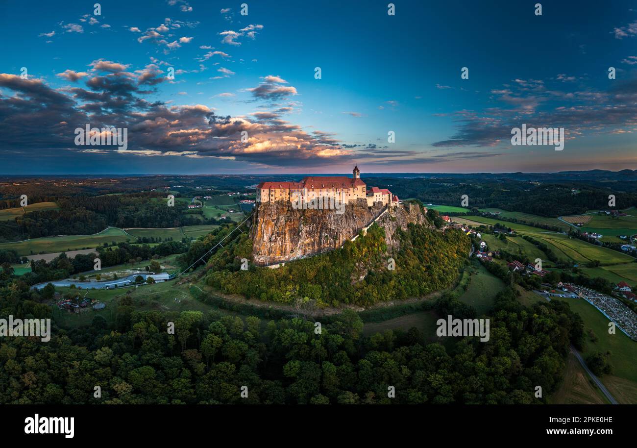 La maestosa Fortezza di Riegersburg: Vista dall'occhio di un uccello: Burg Riegersburg Foto Stock