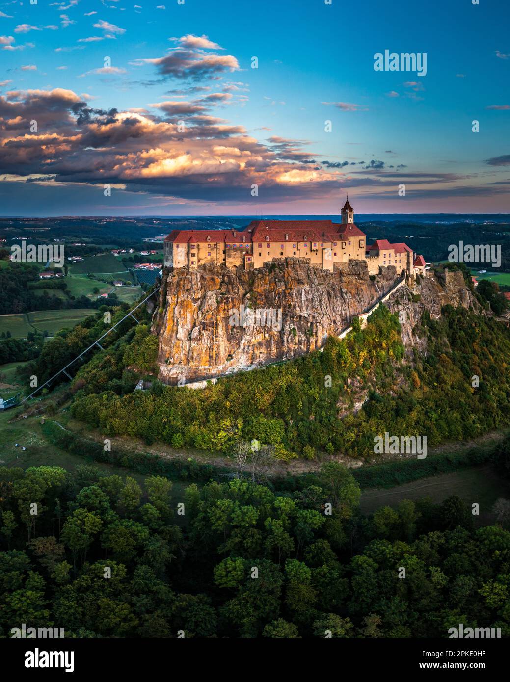 La maestosa Fortezza di Riegersburg: Vista dall'occhio di un uccello: Burg Riegersburg Foto Stock