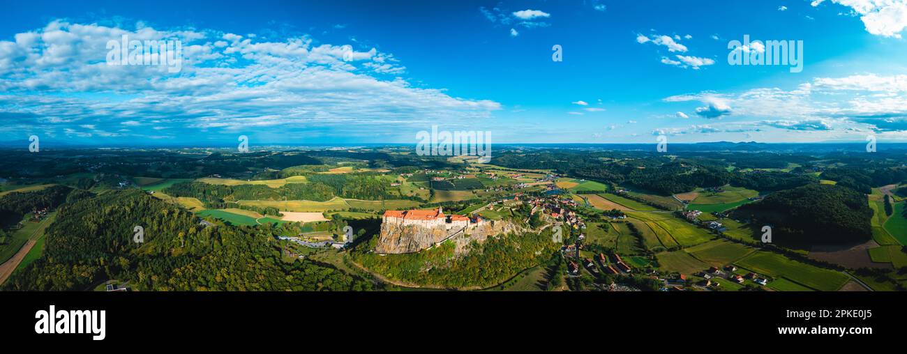 La maestosa Fortezza di Riegersburg: Vista dall'occhio di un uccello: Burg Riegersburg Foto Stock