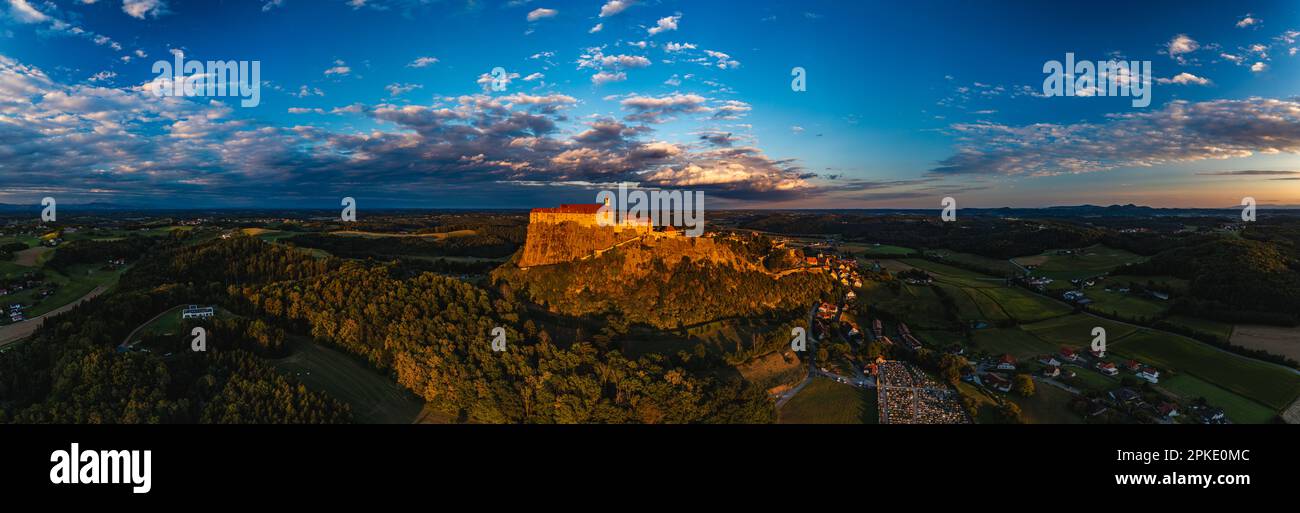 La maestosa Fortezza di Riegersburg: Vista dall'occhio di un uccello: Burg Riegersburg Foto Stock