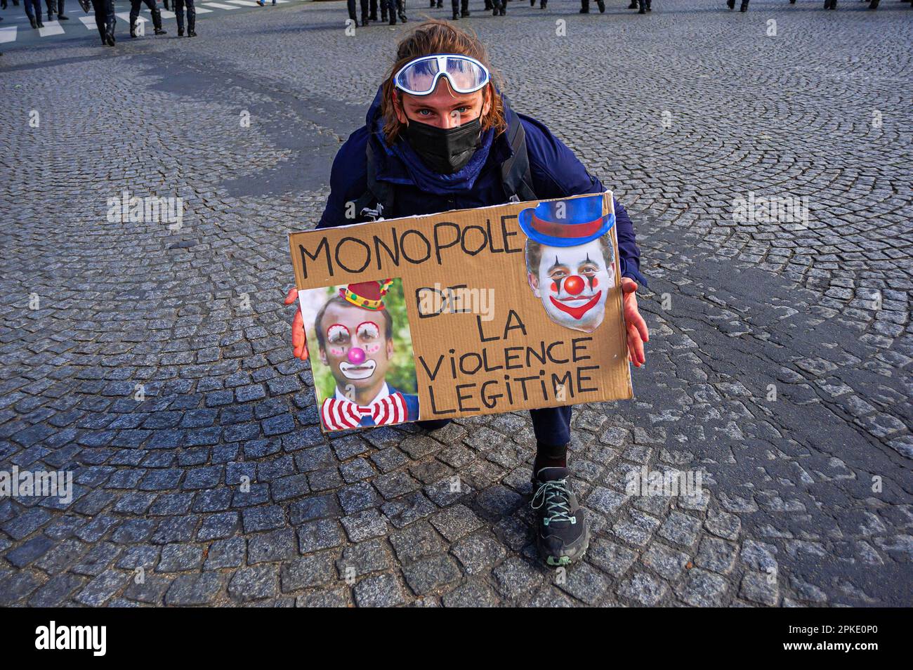 Un manifestante tiene un cartello che esprime la sua opinione durante la manifestazione. I sindacati in Francia, la scorsa settimana, hanno chiesto una giornata di azione di 11th giorni per oggi. Essi considerano “la mancanza di risposta da parte del governo porta a una situazione di tensione di grande preoccupazione”, ha affermato Unions in una dichiarazione, essi invocavano “per i raduni sindacali locali e una nuova grande giornata di scioperi e manifestazioni in tutto il paese”. I manifestanti delle ultime due settimane si sono scontrati con la polizia sulla politica di riforma pensionistica del governo francese. Il presidente Emmanuel Macron ha deciso di portare avanti le controverse riforme per sollevare la questione Foto Stock