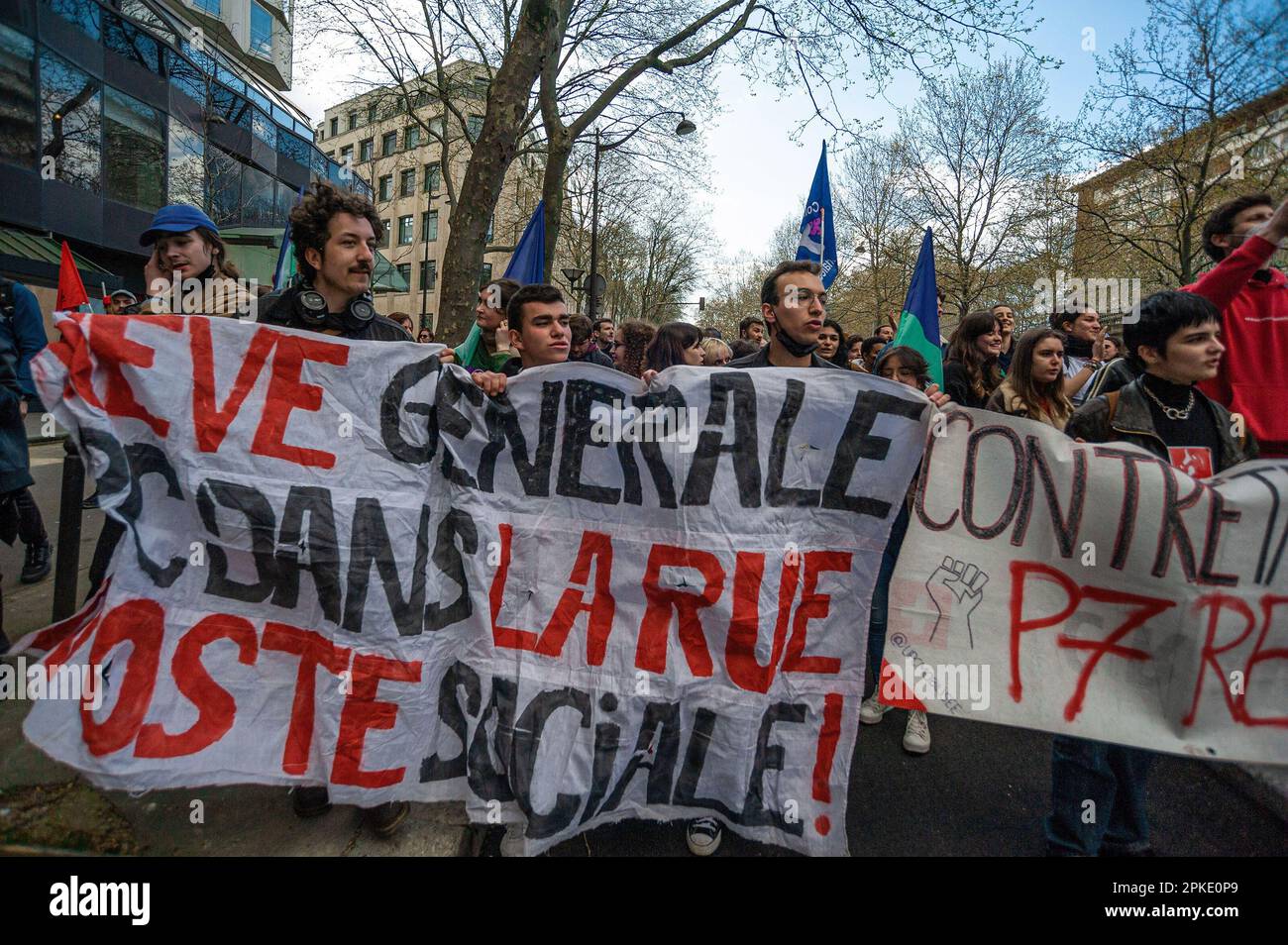 I manifestanti con bandiere e bandiere camminano lungo il Boulevard Raspail durante la dimostrazione. I sindacati in Francia, la scorsa settimana, hanno chiesto una giornata di azione di 11th giorni per oggi. Essi considerano “la mancanza di risposta da parte del governo porta a una situazione di tensione di grande preoccupazione”, ha affermato Unions in una dichiarazione, essi invocavano “per i raduni sindacali locali e una nuova grande giornata di scioperi e manifestazioni in tutto il paese”. I manifestanti delle ultime due settimane si sono scontrati con la polizia sulla politica di riforma pensionistica del governo francese. Il presidente Emmanuel Macron ha deciso di portare avanti le controverse riforme Foto Stock