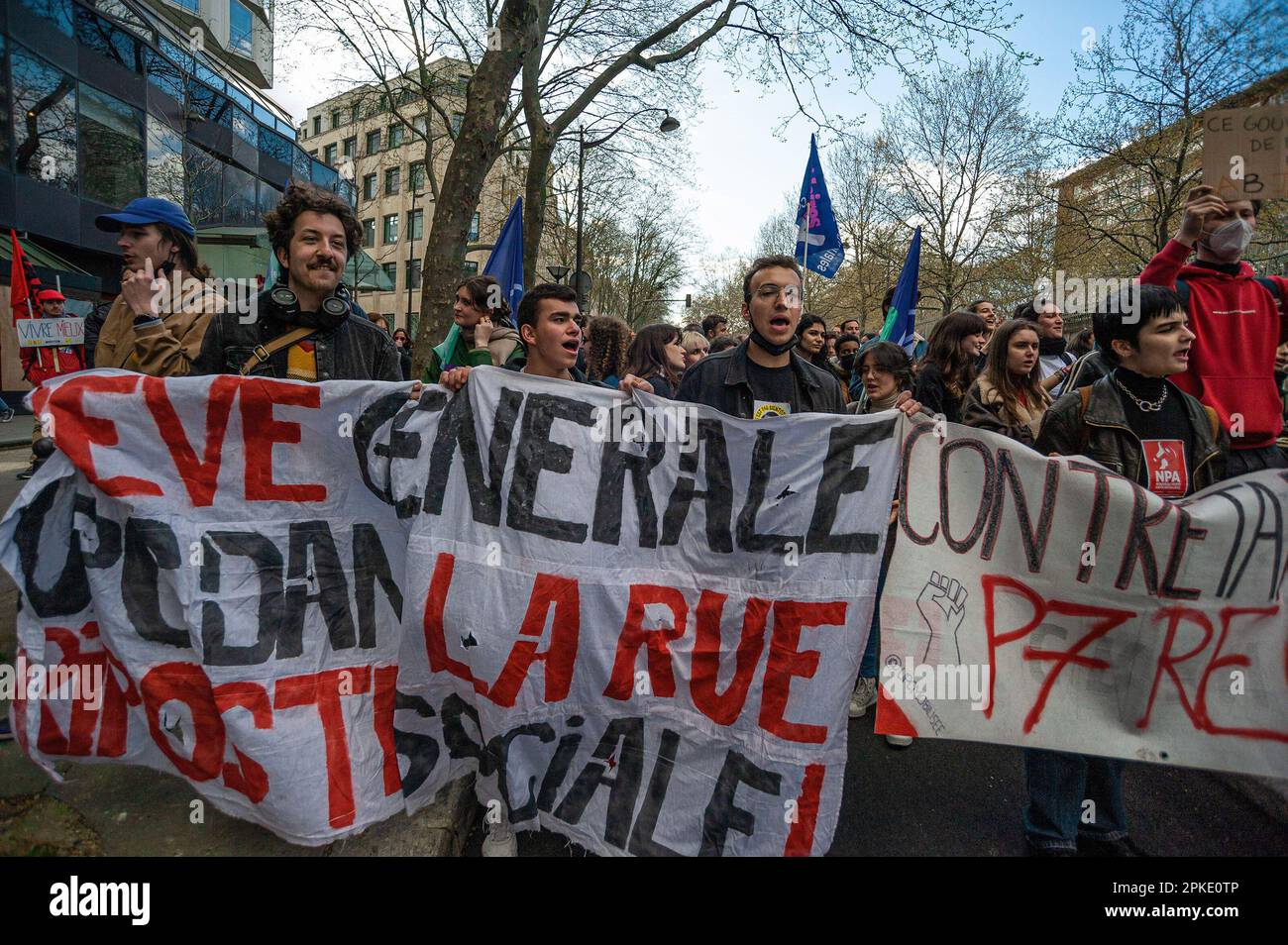 I manifestanti con bandiere e bandiere camminano lungo il Boulevard Raspail durante la dimostrazione. I sindacati in Francia, la scorsa settimana, hanno chiesto una giornata di azione di 11th giorni per oggi. Essi considerano “la mancanza di risposta da parte del governo porta a una situazione di tensione di grande preoccupazione”, ha affermato Unions in una dichiarazione, essi invocavano “per i raduni sindacali locali e una nuova grande giornata di scioperi e manifestazioni in tutto il paese”. I manifestanti delle ultime due settimane si sono scontrati con la polizia sulla politica di riforma pensionistica del governo francese. Il presidente Emmanuel Macron ha deciso di portare avanti le controverse riforme Foto Stock