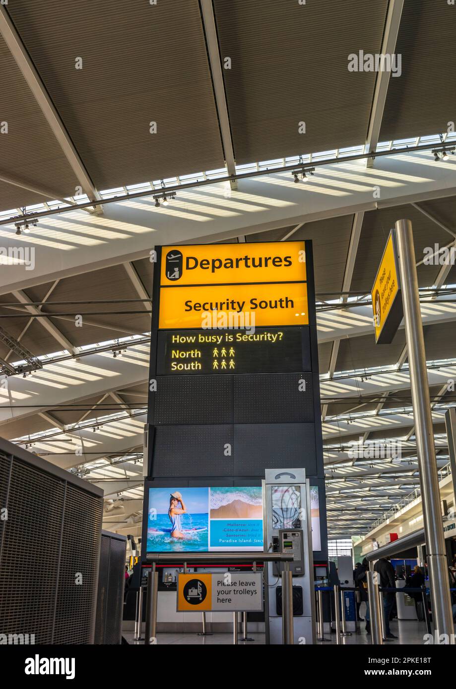 Cartello porta di sicurezza Big Partenze - cartello di sicurezza sud al Terminal 5 dell'aeroporto di Heathrow, Londra, Inghilterra, Regno Unito Foto Stock