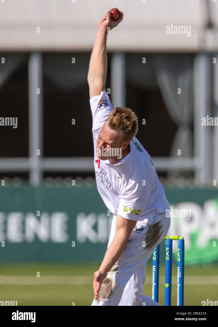 County Cricket Championship - Derbyshire County Cricket Club / Worcestershire County Cricket Club presso l'Incora Cricket County Ground di Derby, Regno Unito dal 09 aprile 2023 al 12 aprile 2023. Nella foto, ben Gibbon (Worcestershire CCC) bowling presso l'Incora County Ground di Derby, Regno Unito Credit: Mark Dunn/Alamy Live News Foto Stock