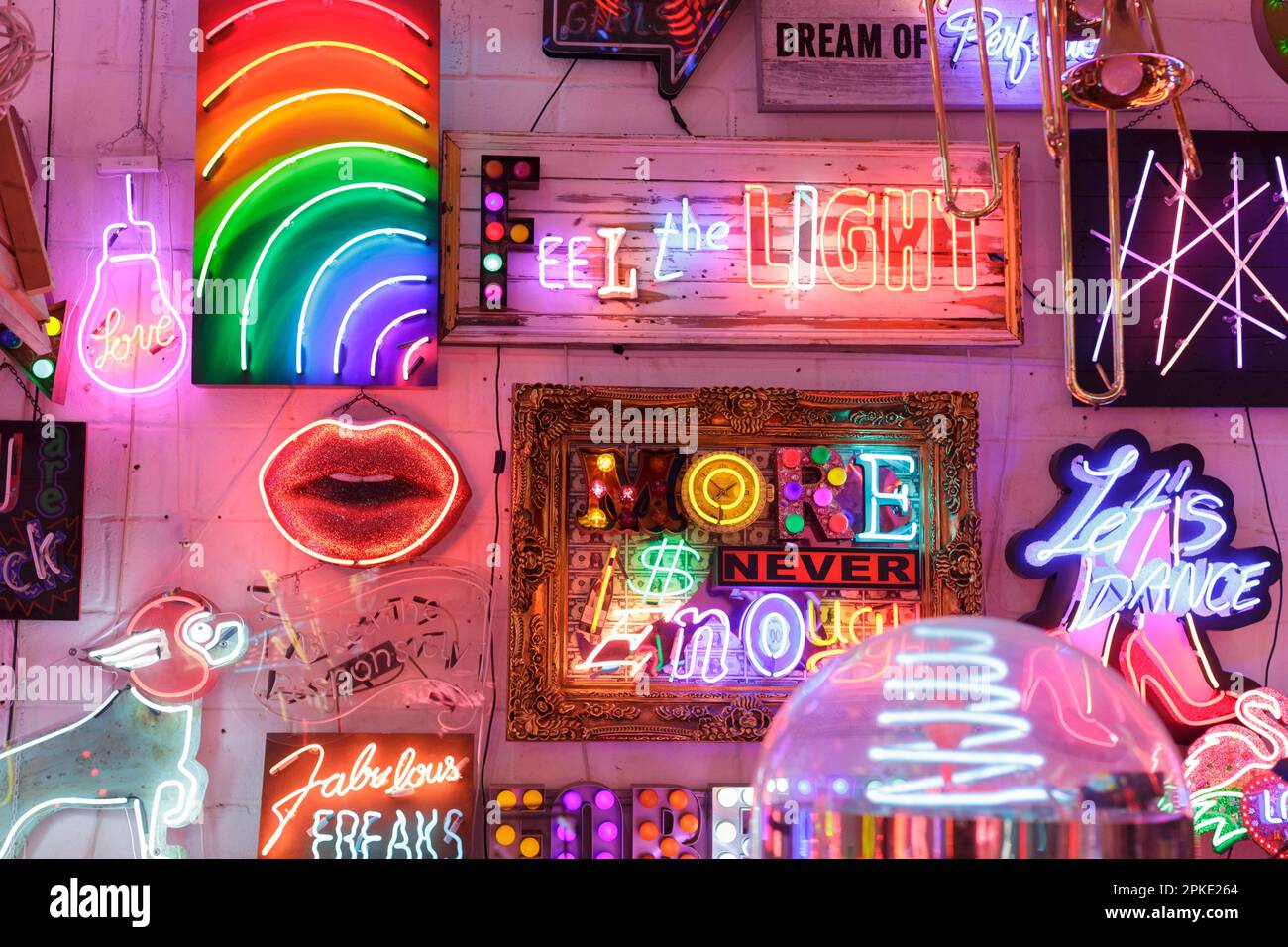Camera piena di vivaci e colorate insegne al neon, Gods Own Junkyard, Londra, Regno Unito Foto Stock