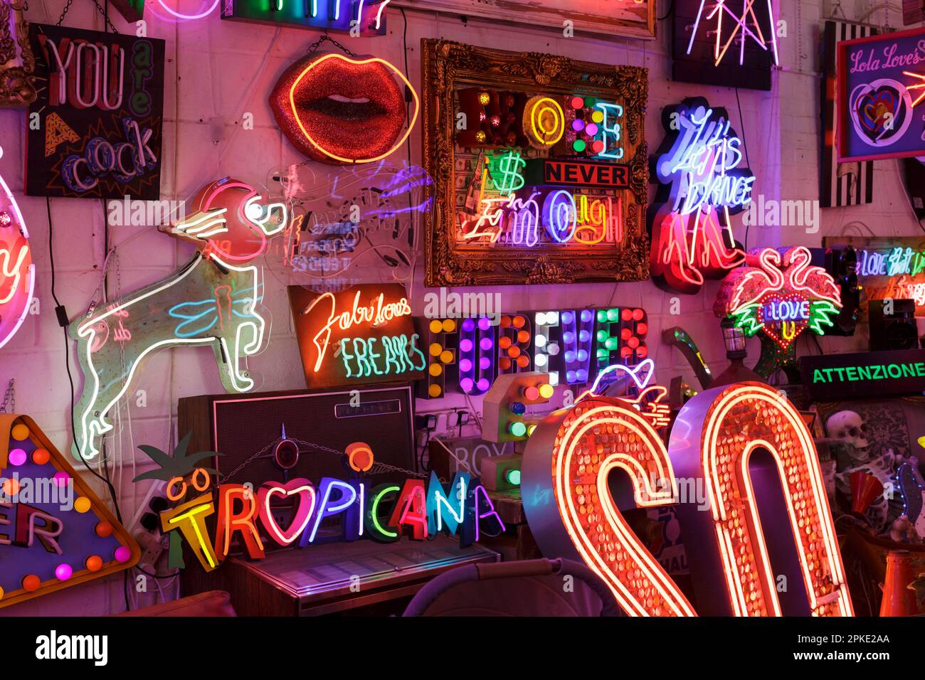 Camera piena di vivaci e colorate insegne al neon, Gods Own Junkyard, Londra, Regno Unito Foto Stock
