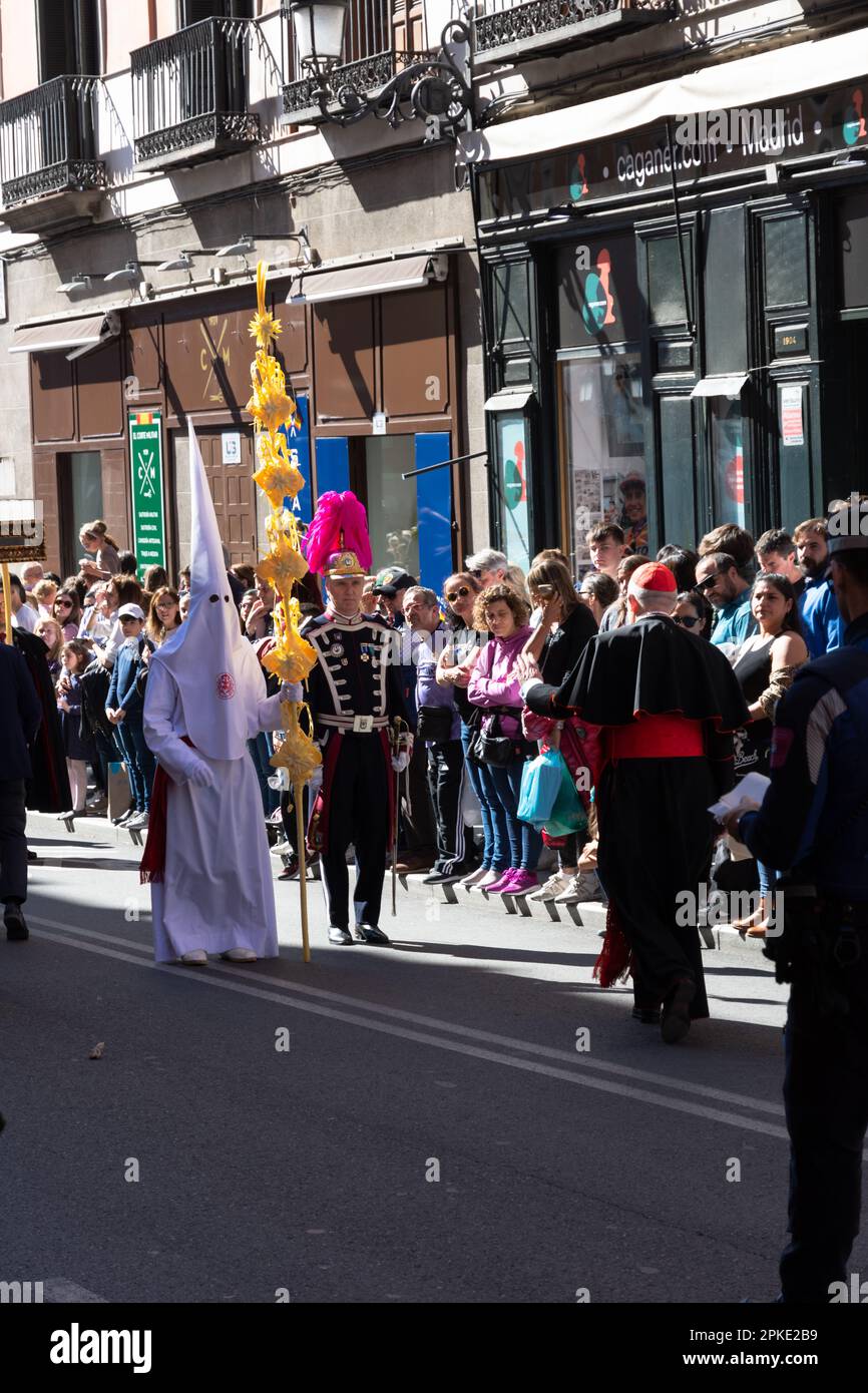 Madrid, Spagna; 2nd aprile 2023: Il cardinale di Madrid, Osorio, incontrerà la processione chiamata colloquialmente 'l'asino' nella Domenica delle Palme Foto Stock