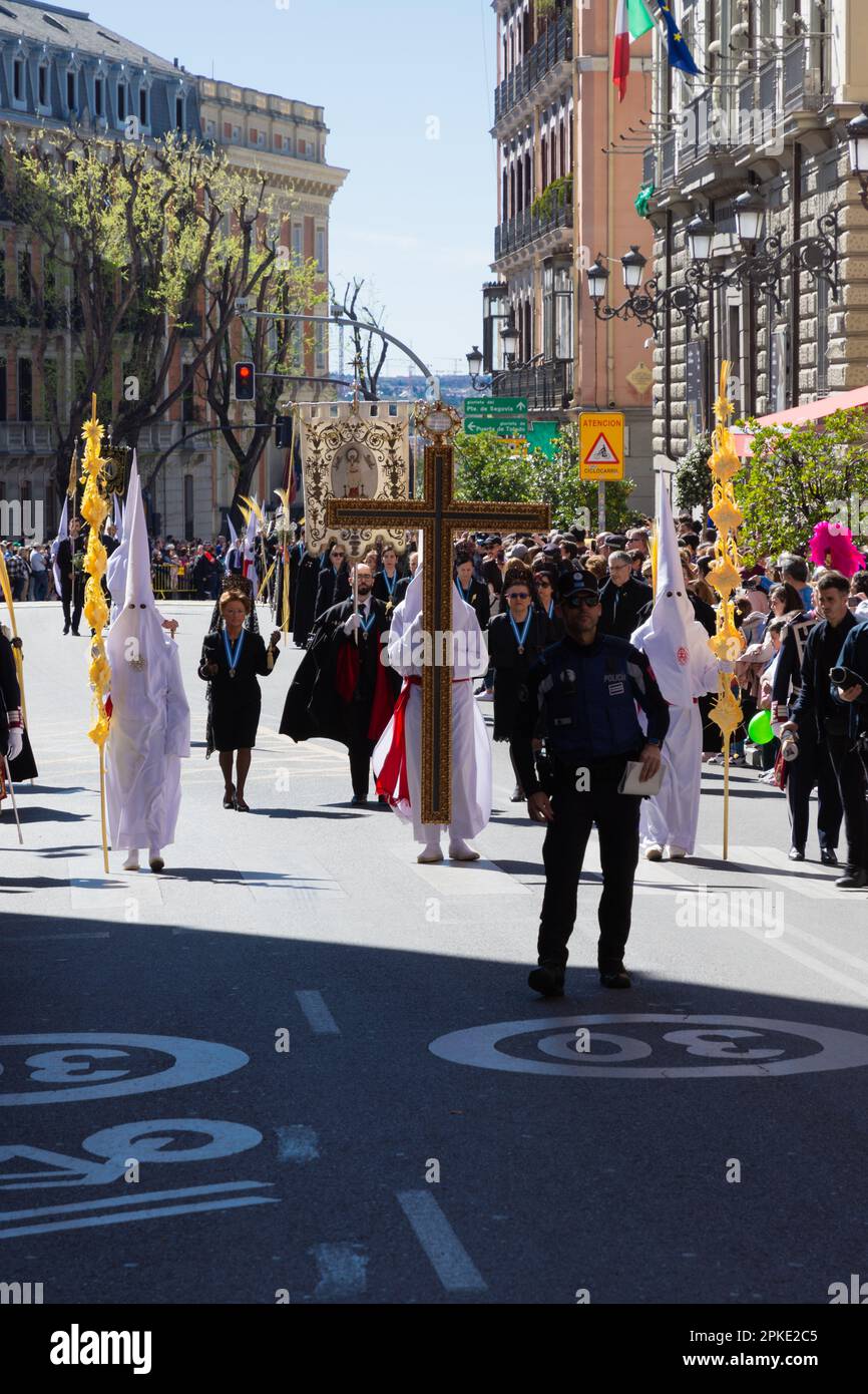 Madrid, Spagna; 2nd aprile 2023: Processione della settimana Santa nella Domenica delle Palme, chiamata colloquialmente 'el borriquito' (l'asino). Membri vestiti di Whi Foto Stock