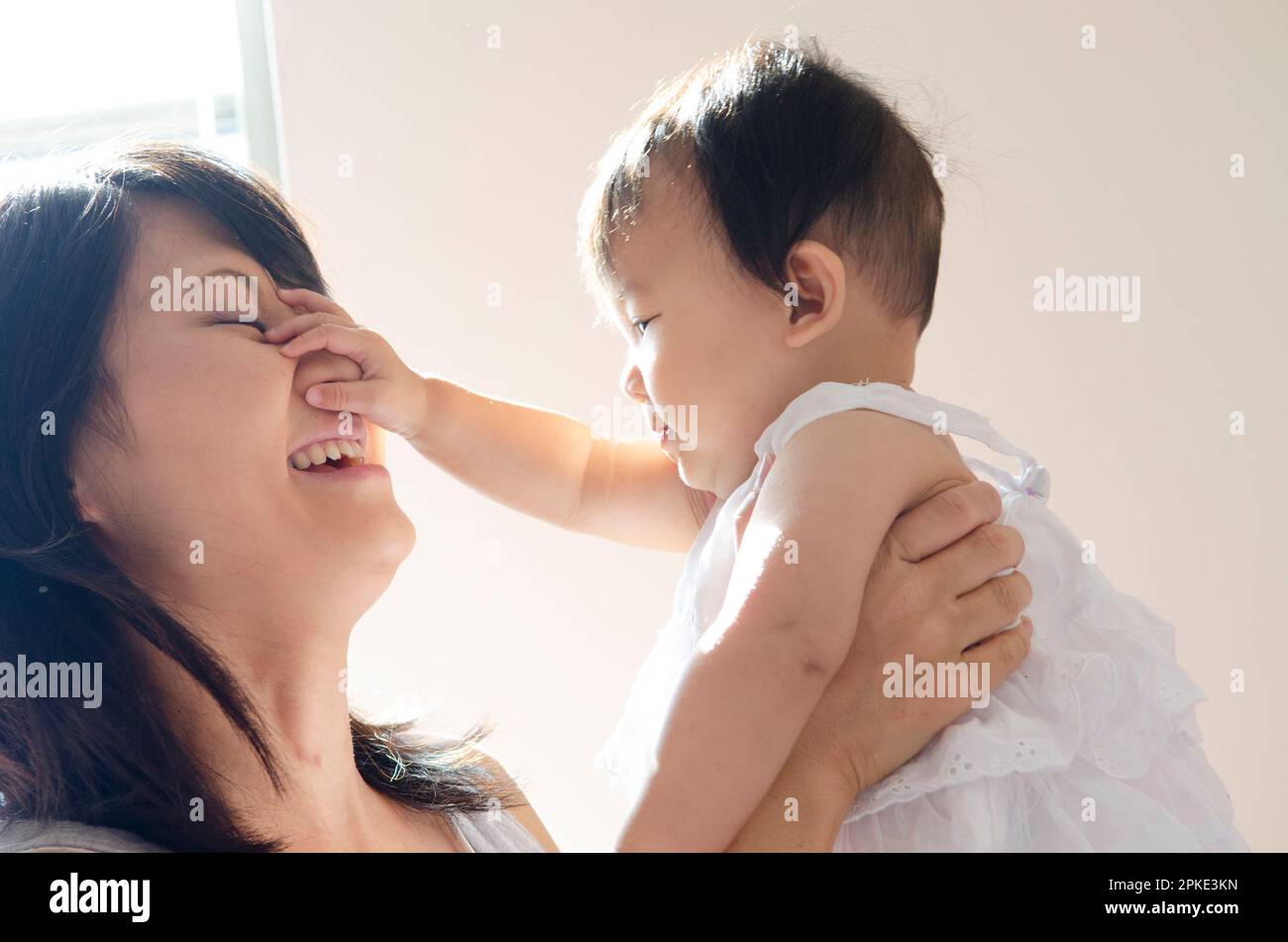 Il bambino tocca il volto della madre Foto Stock