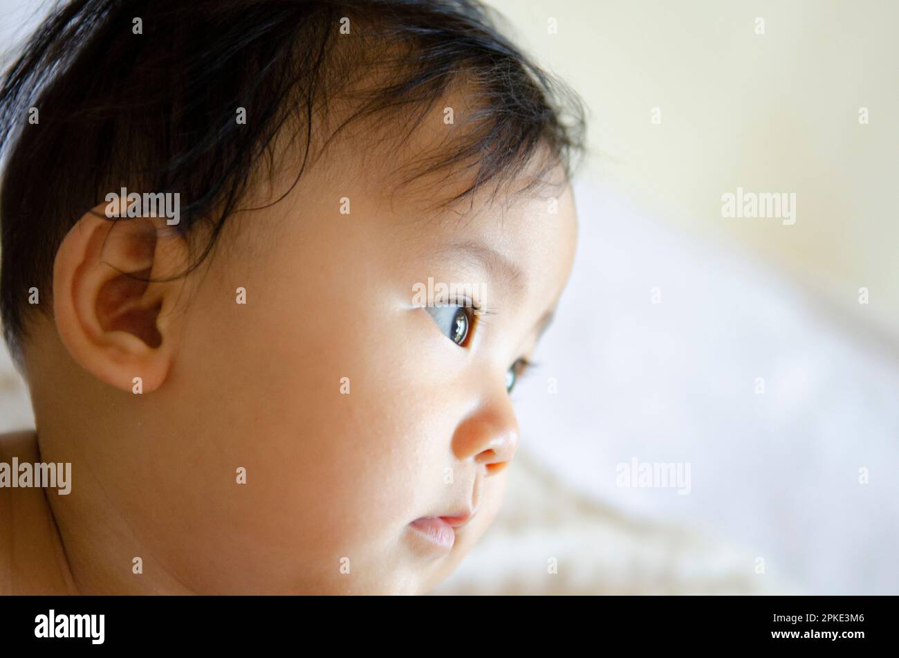 Occhi del bambino che guarda in lontananza Foto Stock