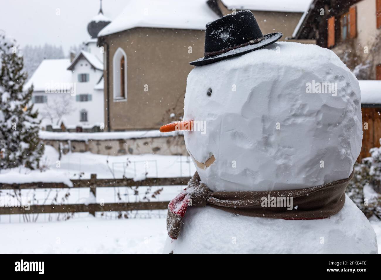 snowman con cappello nel villaggio Foto Stock