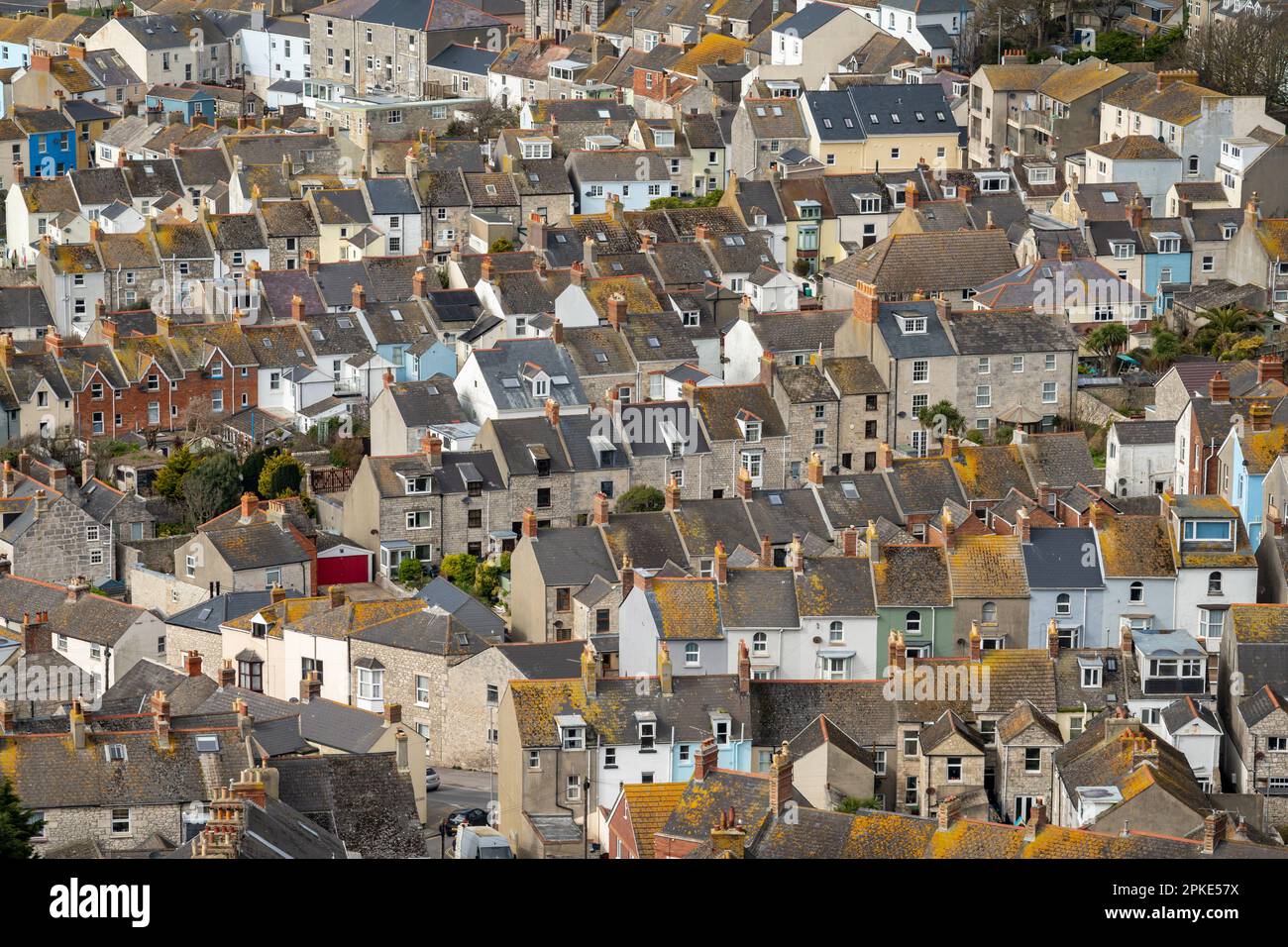 Vista sulla collina delle tipiche case britanniche sull'isola di Portland, nella contea di Dorset Foto Stock