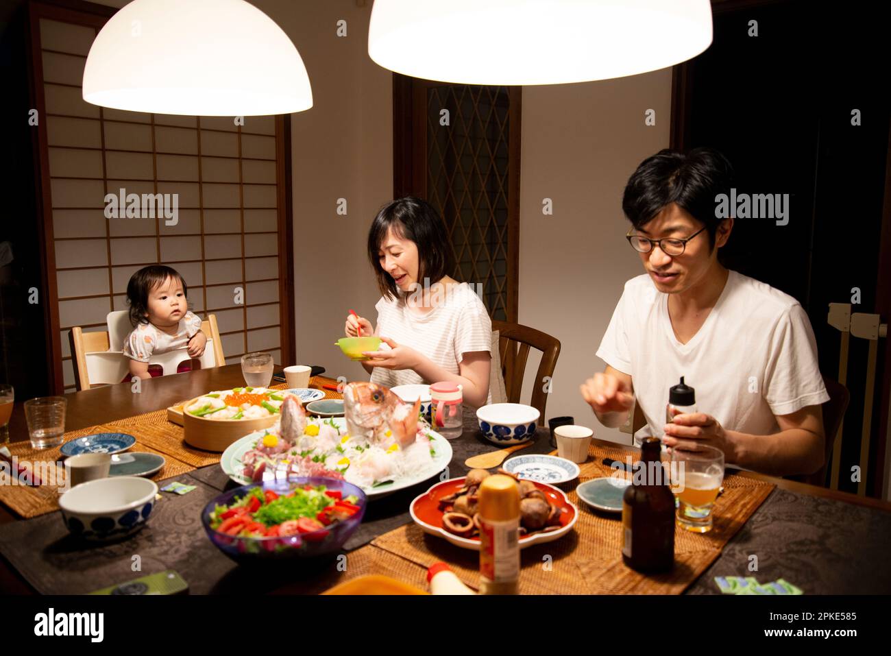 La famiglia mangia una festa Foto Stock