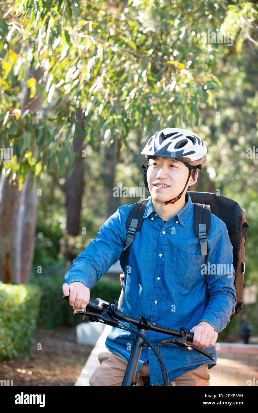 Consegna di cibo uomo su una bicicletta Foto Stock
