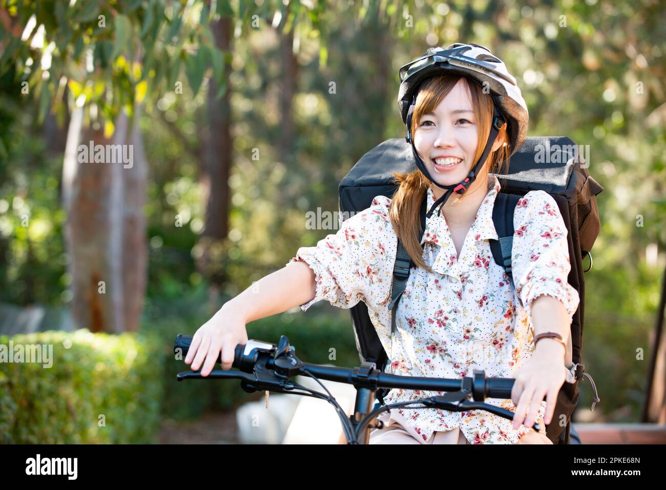 Consegna di cibo donna in bicicletta Foto Stock