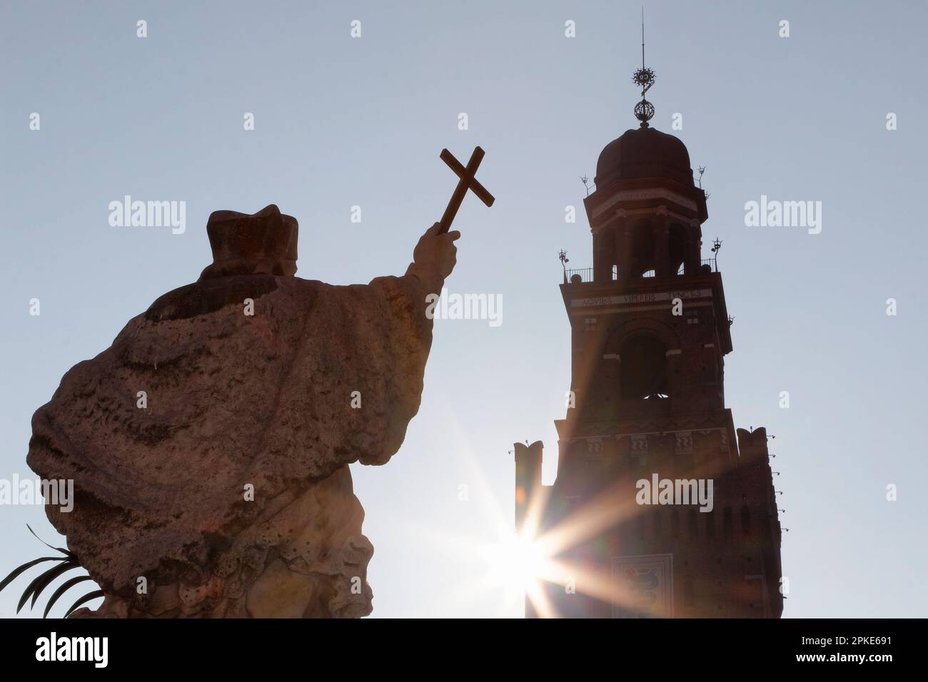 Statua di San Giovanni di Nepomuk (Nepomucene, di G. Dugnani) che porta la Croce - cortile d'armi - Castello Sforzesco - Milano Foto Stock