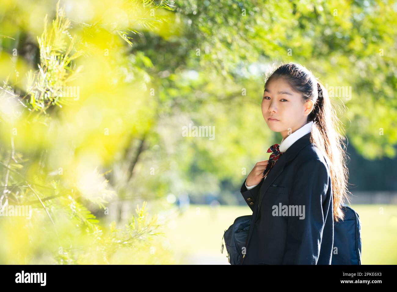 Studentessa in uniforme scolastica in verde Foto Stock