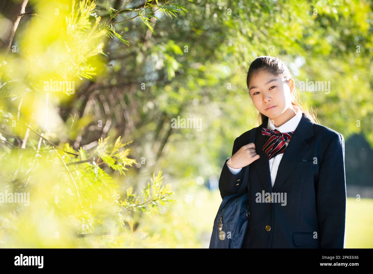 Scolaretta in uniforme scolastica in verde Foto Stock