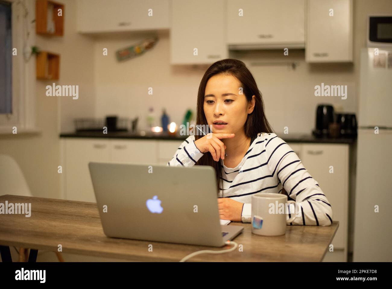 Donna che partecipa a una riunione remota da casa Foto Stock