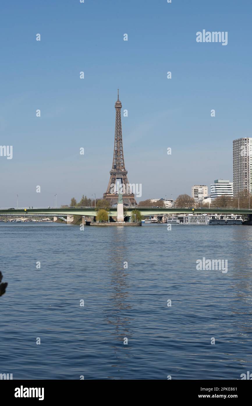 Parigi, Francia - 04 05 2023: Vista della Statua della libertà, il ponte Grenelle dal ponte Mirabeau Foto Stock