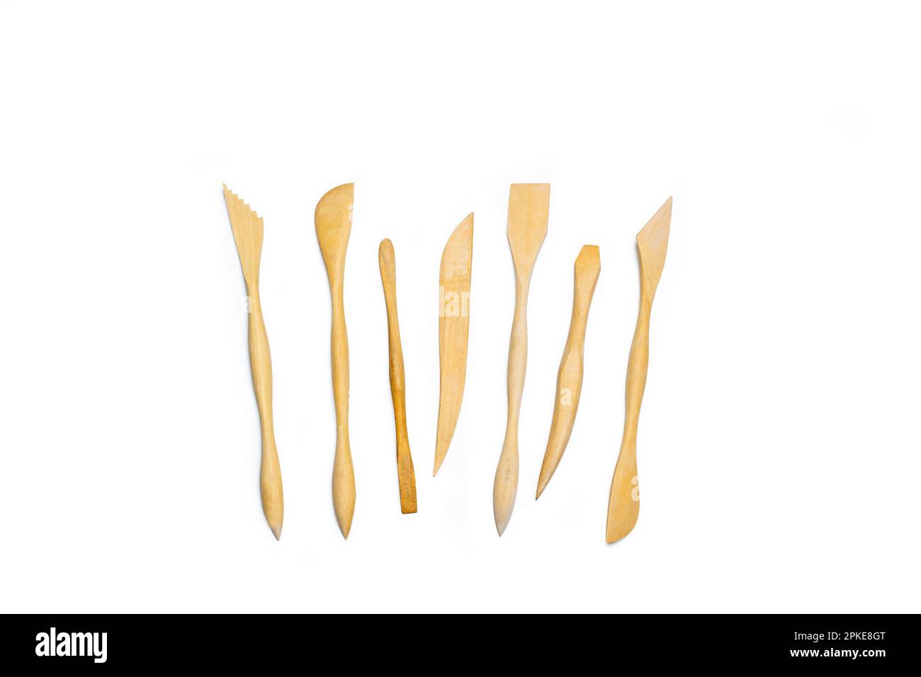 Spatole in ceramica di legno su sfondo bianco con spazio copia Foto Stock