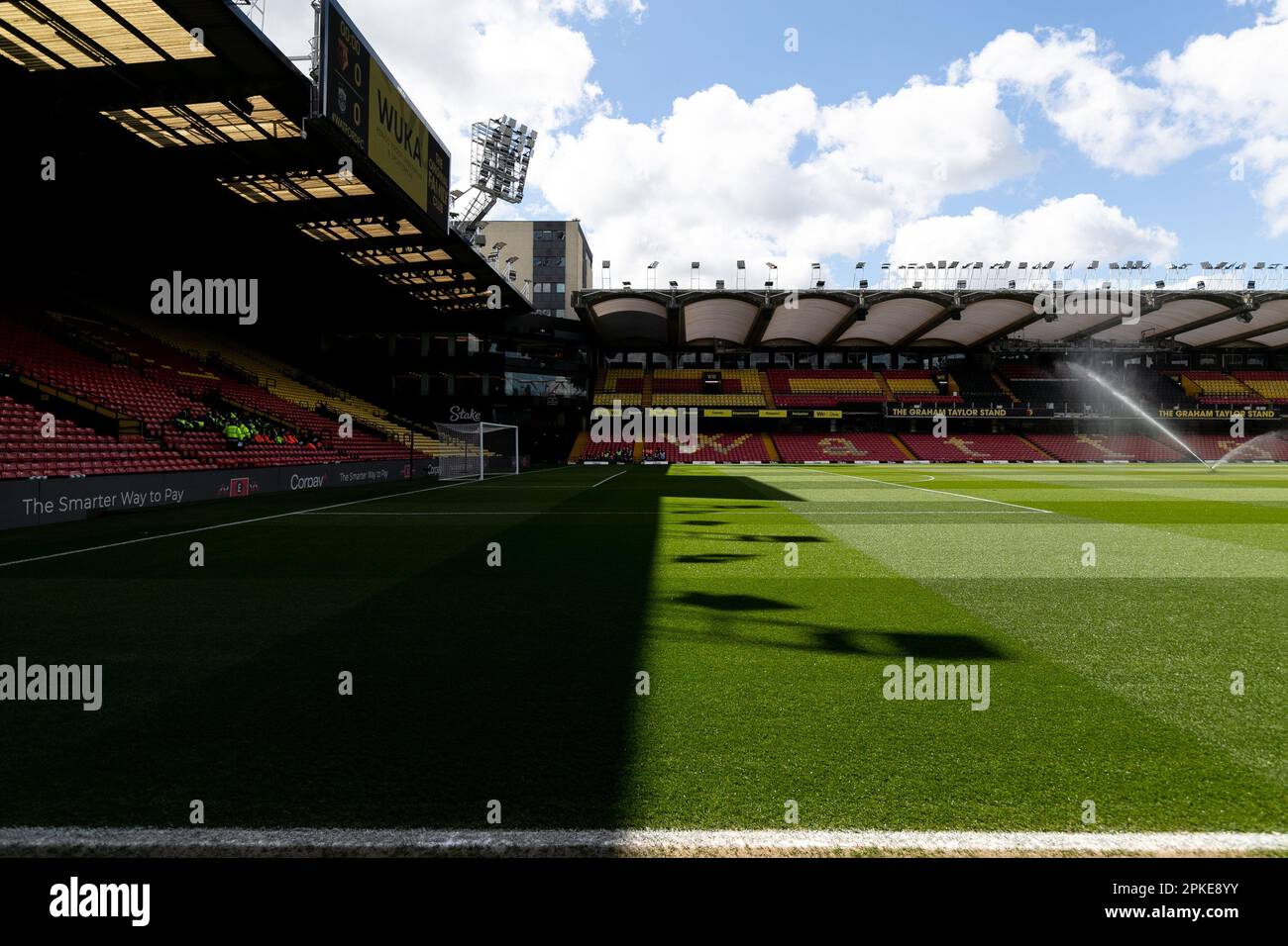 Una vista generale all'interno del Vicarage Road Stadium, sede del Watford Football Club, è vista prima della partita del campionato Sky Bet Watford vs Huddersfield Town a Vicarage Road, Watford, Regno Unito, 7th aprile 2023 (Foto di Juan Gasparini/News Images) in, il 4/7/2023. (Foto di Juan Gasparini/News Images/Sipa USA) Credit: Sipa USA/Alamy Live News Foto Stock