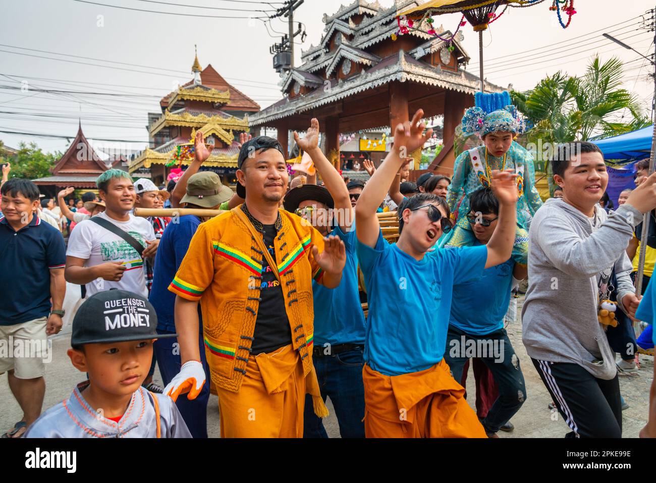 PAI,Mae Hong Son,Thailandia-Aprile 3rd 2023:i ragazzi, di età compresa tra sette e quattordici anni, che stanno per essere ordinati monaci buddisti, sono portati al dovere degli uomini Foto Stock