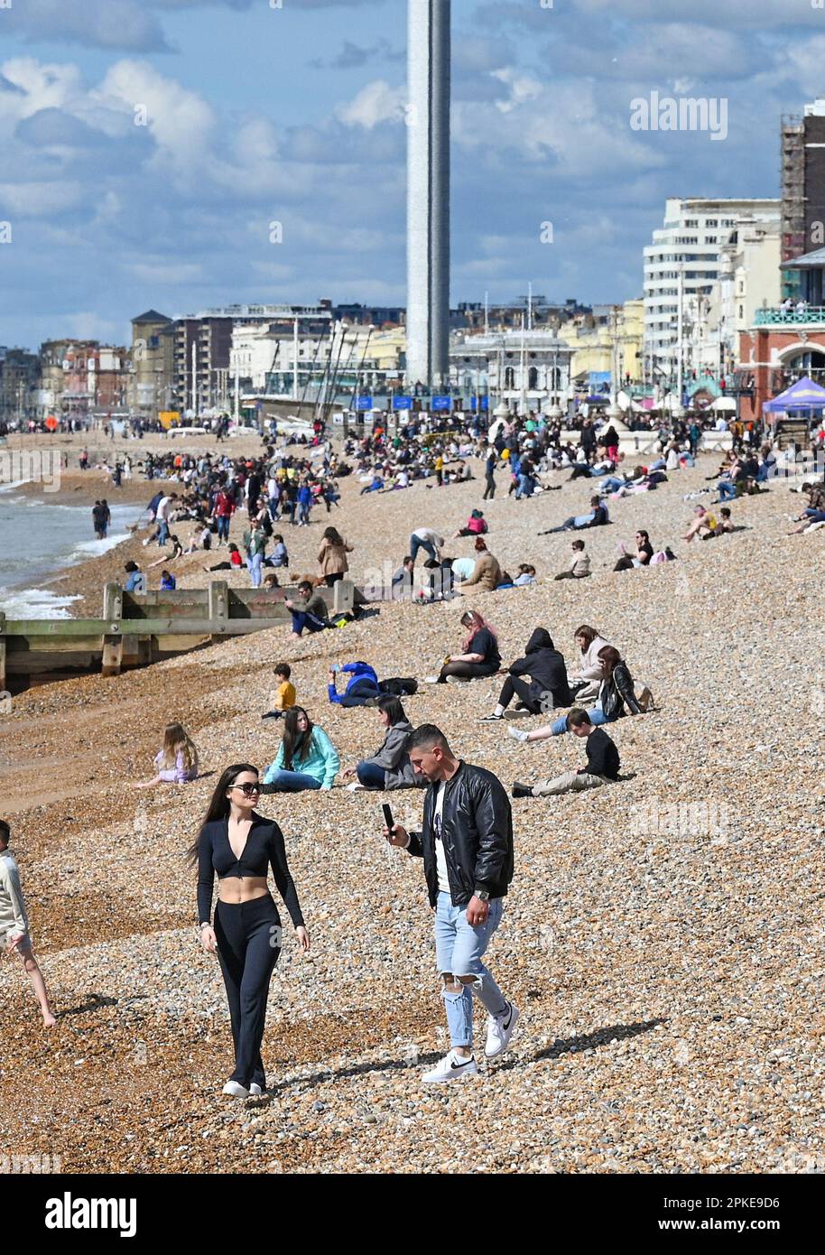 Brighton UK 7th aprile 2023 - le folle godono il buon sole della festa sulla spiaggia di Brighton come il buon tempo è previsto per durare nel fine settimana di Pasqua : Credit Simon Dack / Alamy Live News Foto Stock