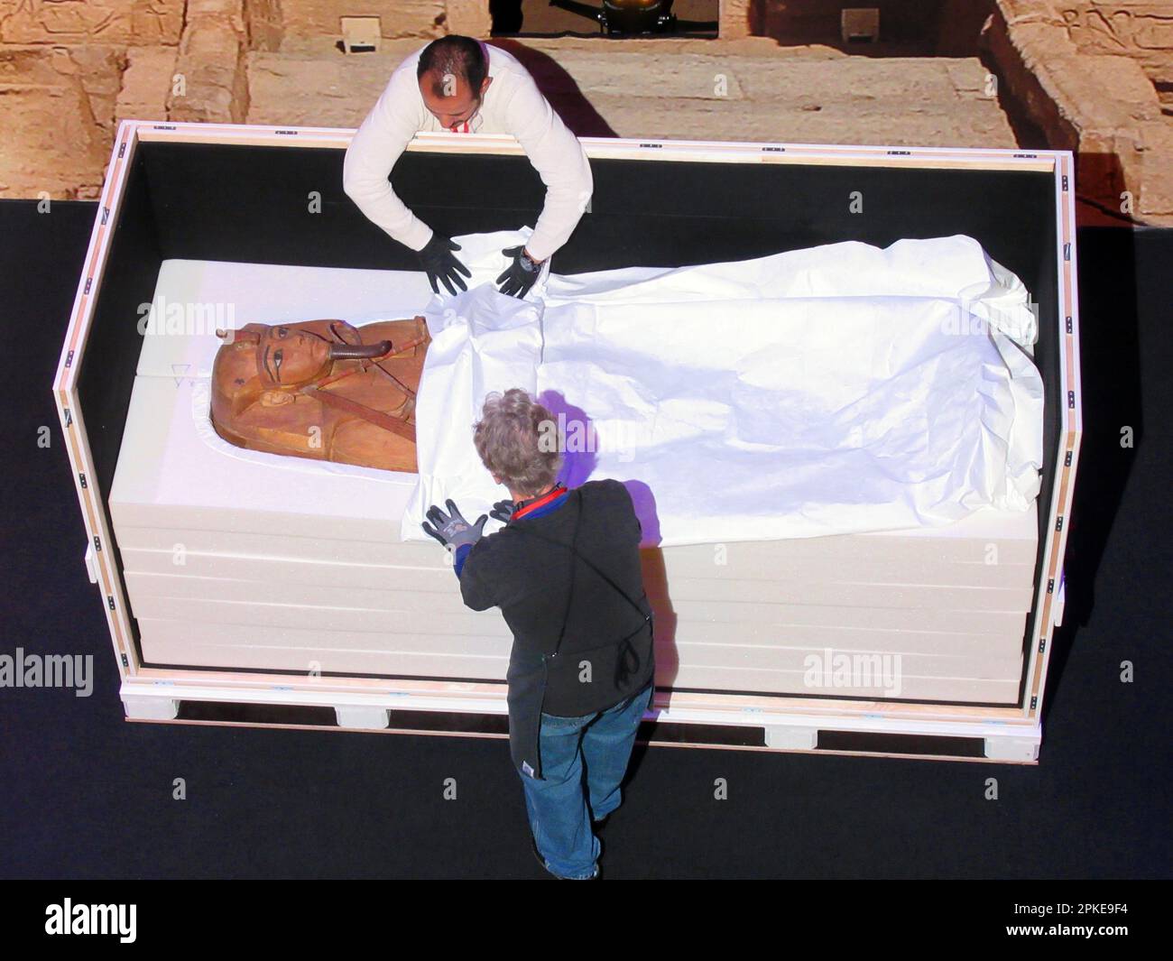 Parigi, Francia. 03rd Apr, 2023. Il sarcofago di Ramses II è torto da una cassa di trasporto nella Grande Halle de la Villette. L'importante sovrano dell'Antico Egitto sarà in mostra a Parigi come parte della mostra itinerante 'Ramses e l'oro dei Faraoni'. (A dpa apertura della mostra di Parigi 'Ramses e l'oro dei faraoni') Credit: Sabine Glaubitz/dpa/Alamy Live News Foto Stock