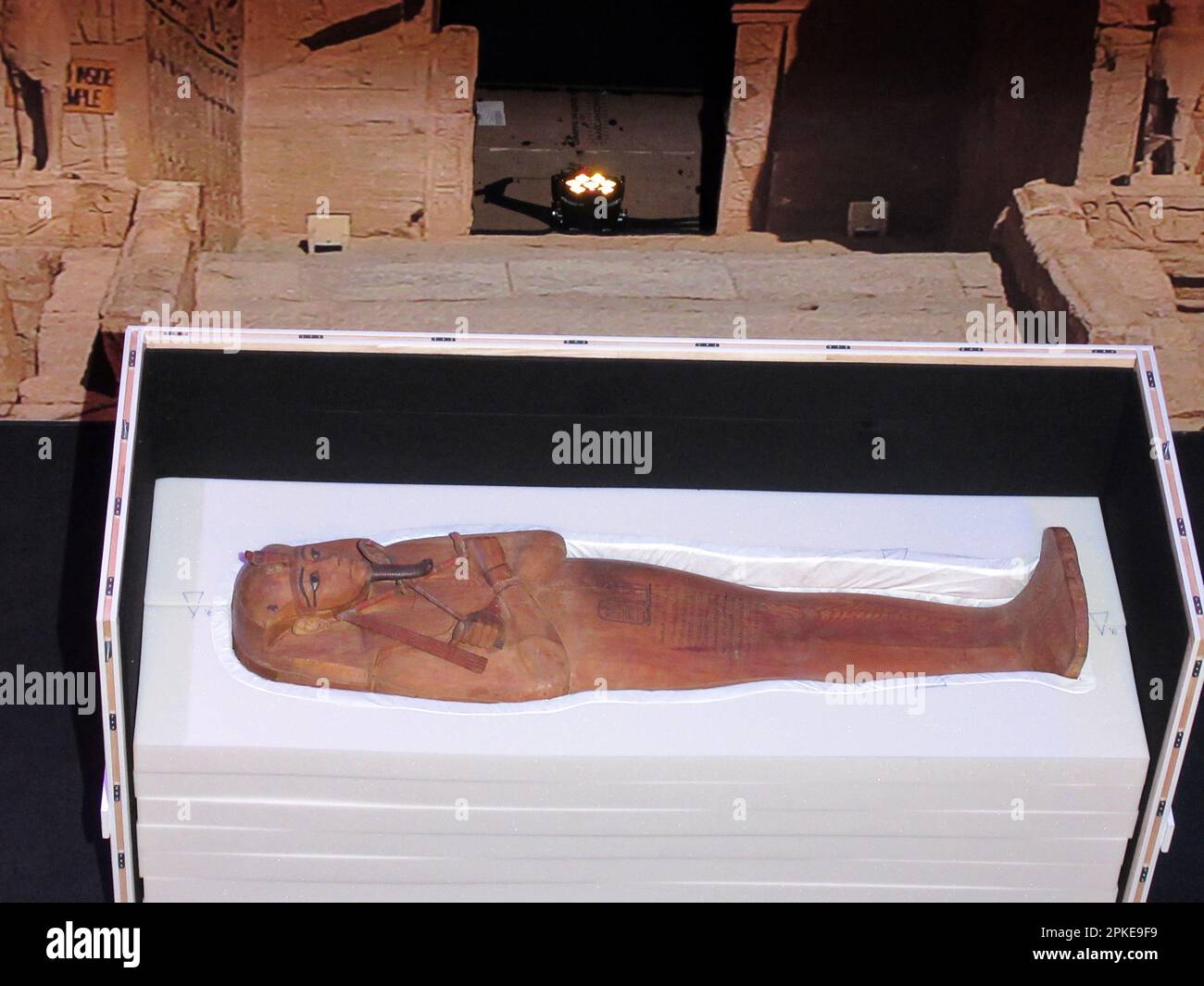 Parigi, Francia. 03rd Apr, 2023. Il sarcofago di Ramses II è esposto nella Grande Halle de la Villette in una cassa di trasporto. L'importante sovrano dell'Antico Egitto sarà in mostra a Parigi come parte della mostra itinerante 'Ramses e l'oro dei Faraoni'. (A dpa apertura della mostra di Parigi 'Ramses e l'oro dei faraoni') Credit: Sabine Glaubitz/dpa/Alamy Live News Foto Stock