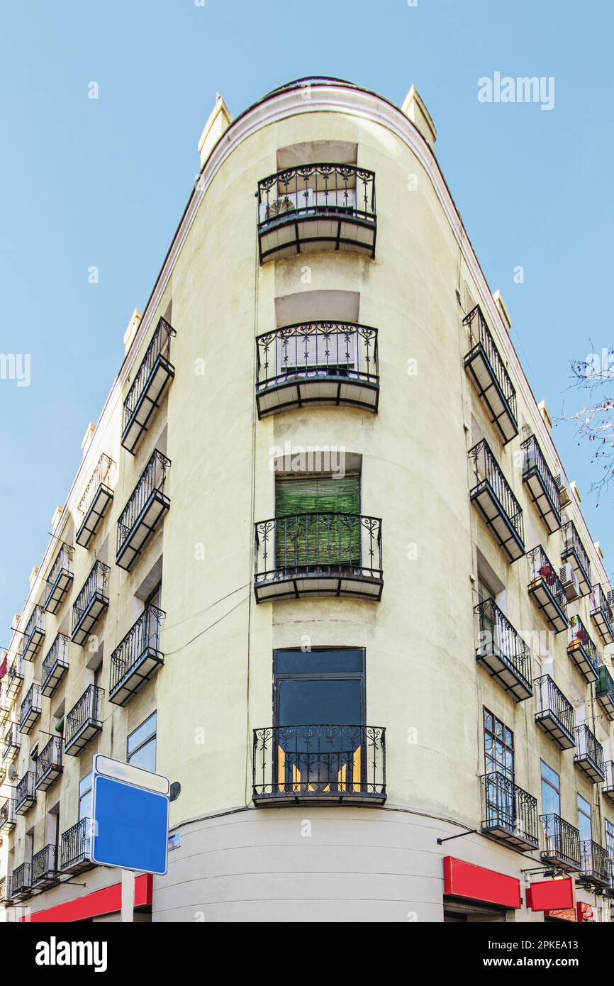 Facciata semicircolare di un edificio residenziale con balconi in ferro battuto Foto Stock