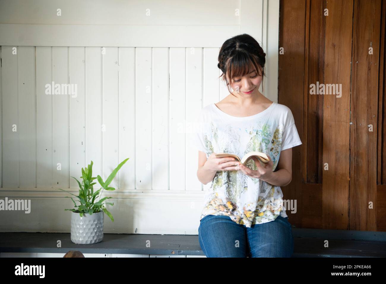 La donna la lettura di un libro Foto Stock