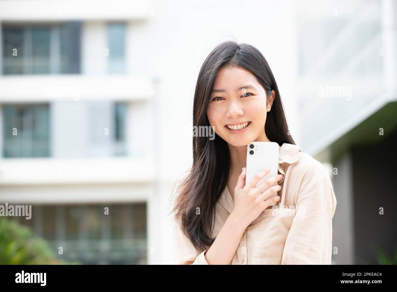 Donna sorridente con il telefono Foto Stock