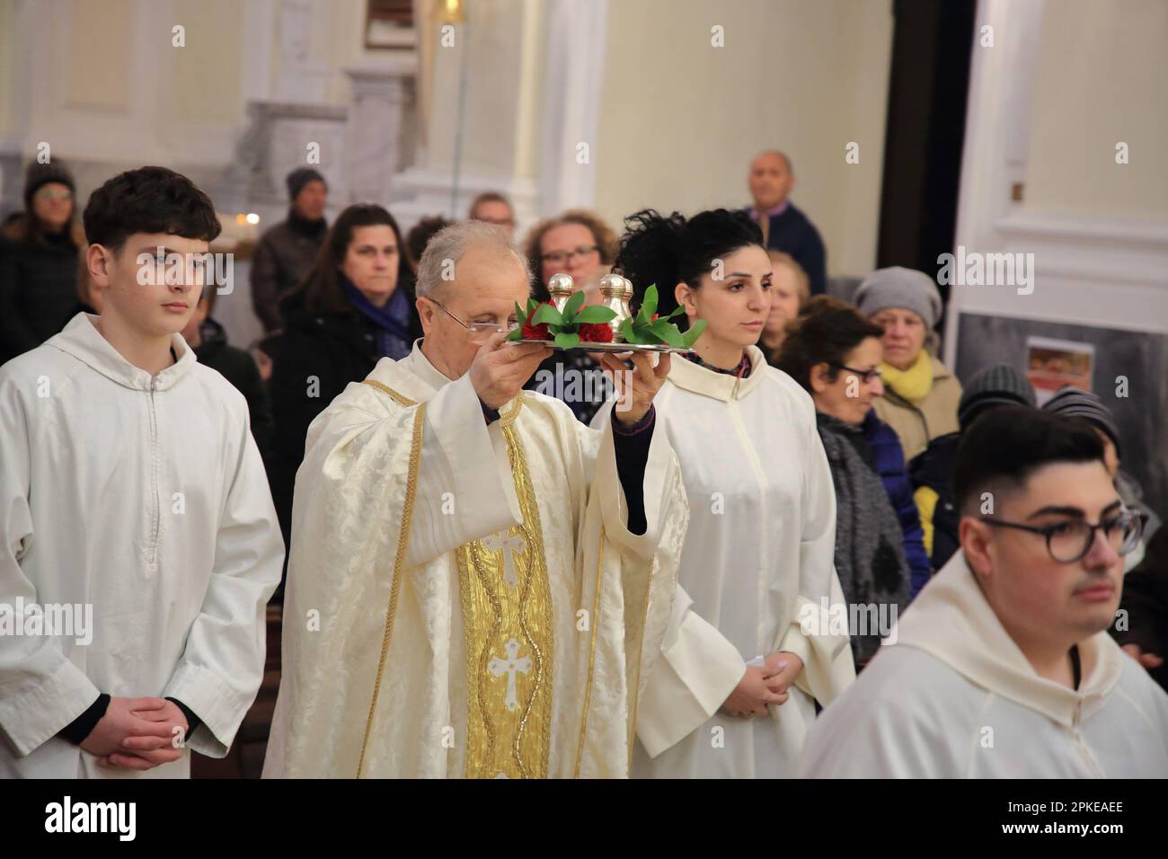 Pagani, Salerno, Italia. 6th Apr, 2023. Visto il sacerdote la sera del Giovedì Santo. In questo giorno commemoriamo l'ultima cena di Gesù con gli apostoli e celebriamo la fine della Quaresima. Ricordiamo anche il lavaggio dei piedi da parte di Gesù ai suoi apostoli. Per la Chiesa cattolica, la lavanda dei piedi è un simbolo dell'amore di Dio. (Credit Image: © Pasquale Senatore/Pacific Press via ZUMA Press Wire) SOLO PER USO EDITORIALE! Non per USO commerciale! Foto Stock