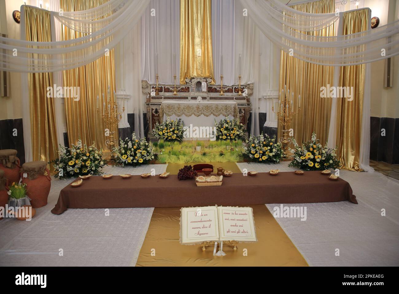 Pagani, Salerno, Italia. 6th Apr, 2023. Visto il sacerdote la sera del Giovedì Santo. In questo giorno commemoriamo l'ultima cena di Gesù con gli apostoli e celebriamo la fine della Quaresima. Ricordiamo anche il lavaggio dei piedi da parte di Gesù ai suoi apostoli. Per la Chiesa cattolica, la lavanda dei piedi è un simbolo dell'amore di Dio. (Credit Image: © Pasquale Senatore/Pacific Press via ZUMA Press Wire) SOLO PER USO EDITORIALE! Non per USO commerciale! Foto Stock