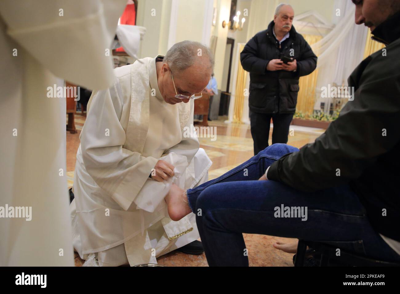 Pagani, Salerno, Italia. 6th Apr, 2023. Visto il sacerdote la sera del Giovedì Santo. In questo giorno commemoriamo l'ultima cena di Gesù con gli apostoli e celebriamo la fine della Quaresima. Ricordiamo anche il lavaggio dei piedi da parte di Gesù ai suoi apostoli. Per la Chiesa cattolica, la lavanda dei piedi è un simbolo dell'amore di Dio. (Credit Image: © Pasquale Senatore/Pacific Press via ZUMA Press Wire) SOLO PER USO EDITORIALE! Non per USO commerciale! Foto Stock