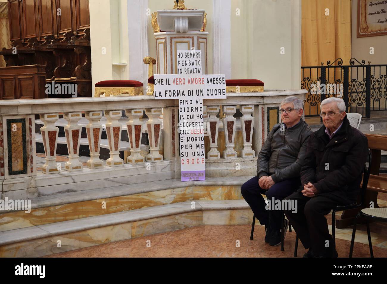 Pagani, Salerno, Italia. 6th Apr, 2023. Visto il sacerdote la sera del Giovedì Santo. In questo giorno commemoriamo l'ultima cena di Gesù con gli apostoli e celebriamo la fine della Quaresima. Ricordiamo anche il lavaggio dei piedi da parte di Gesù ai suoi apostoli. Per la Chiesa cattolica, la lavanda dei piedi è un simbolo dell'amore di Dio. (Credit Image: © Pasquale Senatore/Pacific Press via ZUMA Press Wire) SOLO PER USO EDITORIALE! Non per USO commerciale! Foto Stock