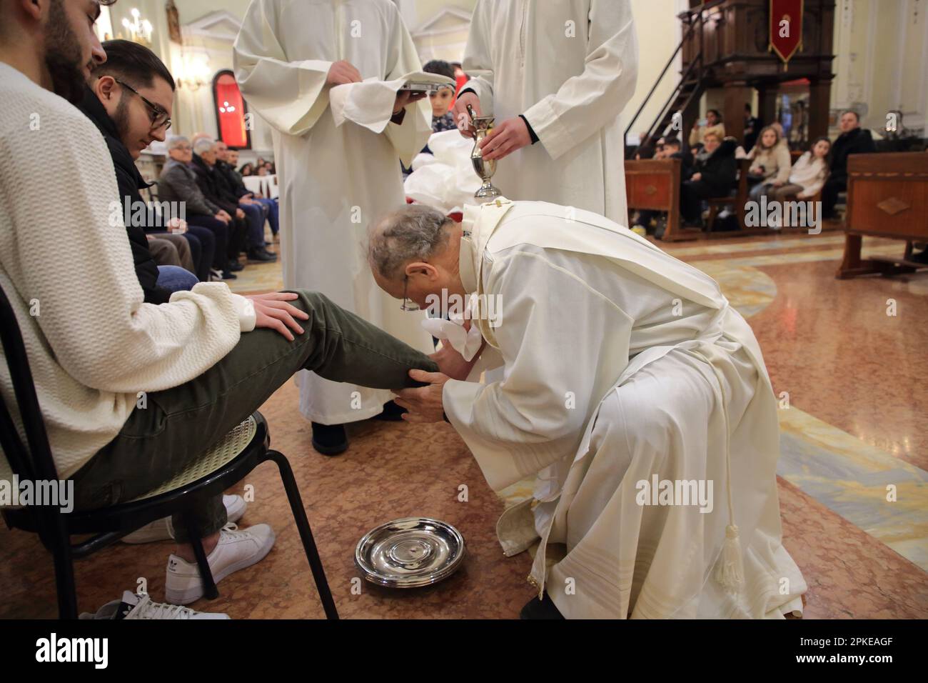 Pagani, Salerno, Italia. 6th Apr, 2023. Visto il sacerdote la sera del Giovedì Santo. In questo giorno commemoriamo l'ultima cena di Gesù con gli apostoli e celebriamo la fine della Quaresima. Ricordiamo anche il lavaggio dei piedi da parte di Gesù ai suoi apostoli. Per la Chiesa cattolica, la lavanda dei piedi è un simbolo dell'amore di Dio. (Credit Image: © Pasquale Senatore/Pacific Press via ZUMA Press Wire) SOLO PER USO EDITORIALE! Non per USO commerciale! Foto Stock