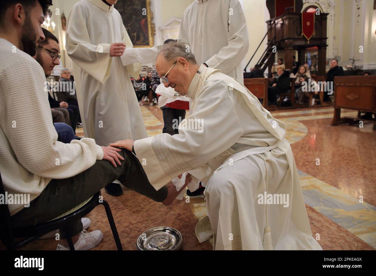 Pagani, Salerno, Italia. 6th Apr, 2023. Visto il sacerdote la sera del Giovedì Santo. In questo giorno commemoriamo l'ultima cena di Gesù con gli apostoli e celebriamo la fine della Quaresima. Ricordiamo anche il lavaggio dei piedi da parte di Gesù ai suoi apostoli. Per la Chiesa cattolica, la lavanda dei piedi è un simbolo dell'amore di Dio. (Credit Image: © Pasquale Senatore/Pacific Press via ZUMA Press Wire) SOLO PER USO EDITORIALE! Non per USO commerciale! Foto Stock
